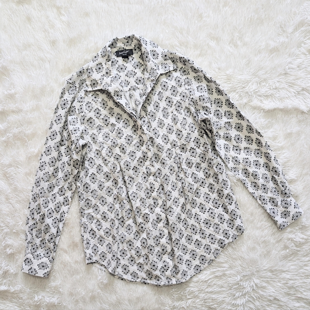 🔴SALE! Lord & Taylor Embroidered Black and White V Neck Button Down Top XS